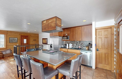 Silverthorne House | Dog-friendly log home with mountain views & large deck - near skiing, golfing
