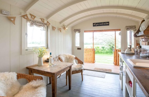 Faringdon Cottage | Dog friendly luxury shepherd's hut for 2 in the Cotswolds - Vespers