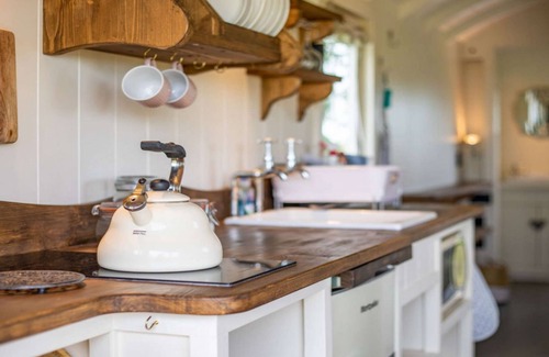 Faringdon Cottage | Dog friendly luxury shepherd's hut for 2 in the Cotswolds - Vespers