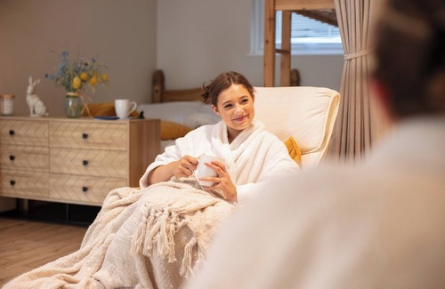 Toppesfield Cabin | Dog-Friendly Luxury Lodge: Retreat from City to Country Bliss with Hot Tub