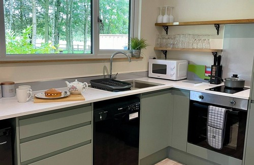 Toppesfield Cabin | Dog-Friendly Luxury Lodge: Retreat from City to Country Bliss with Hot Tub