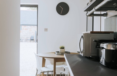 Newquay Apartment | Dog-friendly luxury super-king studio suite with full kitchen