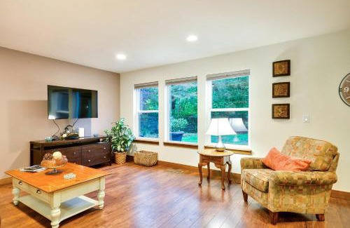 Oak Grove House | Dog-Friendly Milwaukie Home 9 Mi to Dtwn Portland