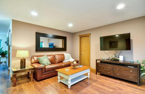 Oak Grove House | Dog-Friendly Milwaukie Home 9 Mi to Dtwn Portland