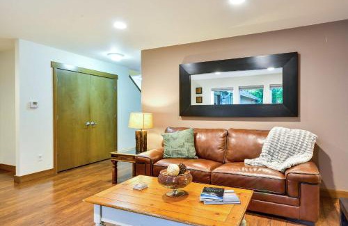 Oak Grove House | Dog-Friendly Milwaukie Home 9 Mi to Dtwn Portland