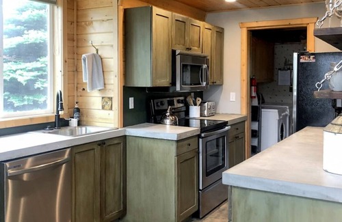 Island Park House | Dog Friendly! Mountain Lake Lodg,3Br/3Ba,Firepit,BBQ,LakeView,30m to YNP,Bunkhouse