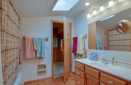 Lyons House | Dog-friendly mountain getaway with kitchen, patio, & mountain view