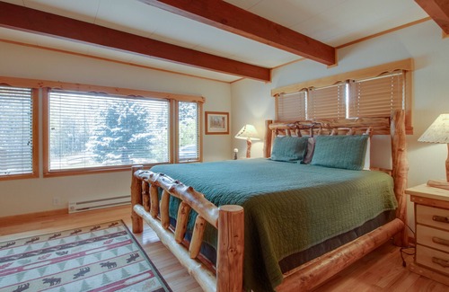 Lyons House | Dog-friendly mountain getaway with kitchen, patio, & mountain view