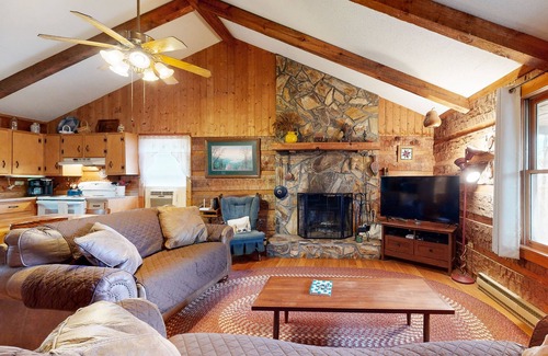 Franklin House | Dog-friendly, mountain view cabin w/WiFi, and private W/D