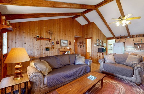 Franklin House | Dog-friendly, mountain view cabin w/WiFi, and private W/D