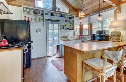 Idyllwild House | Dog-friendly mountain retreat with private hot tub & well-appointed deck