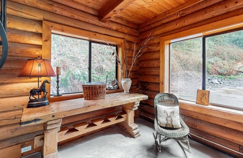 Mirrormont House | Dog-friendly mountain-view home with fireplace, deck, grill, streaming, & W/D