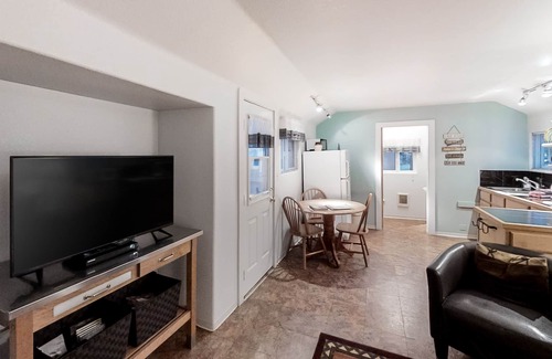 Joseph House | Dog-friendly mountain-view cabin in walkable locale with deck & grill