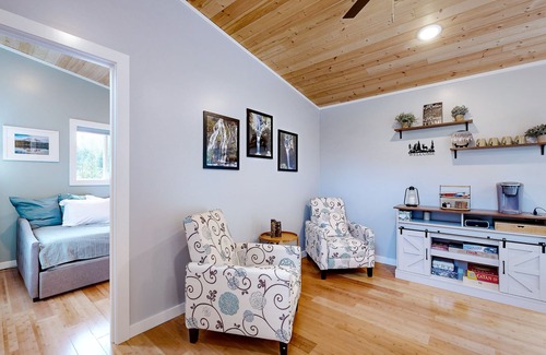 Carson Cabin | Dog-friendly mtn-view cabin near river with firepit, small deck, & washer/dryer