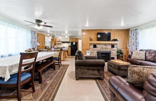 Kendall House | Dog-Friendly Nature Escape with Hot Tub and Fire Pit
