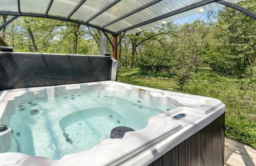 Kendall House | Dog-Friendly Nature Escape with Hot Tub and Fire Pit