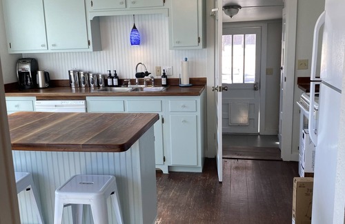 Mason House | Dog friendly NON SMOKING Cottage 1 block from Town Square