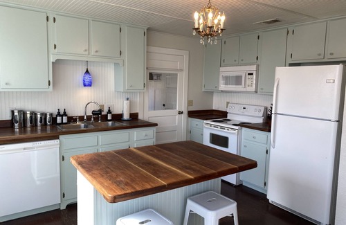 Mason House | Dog friendly NON SMOKING Cottage 1 block from Town Square