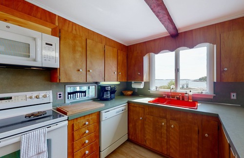Spruce Head House | Dog-friendly ocean-view house with expansive deck & grill - snowbirds welcome