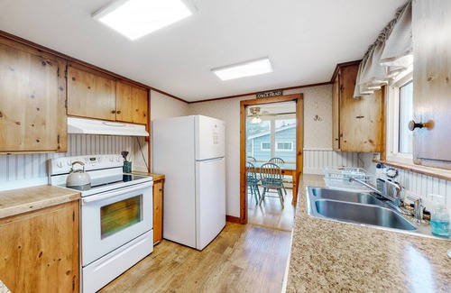 Owls Head House | Dog-friendly oceanfront house with deck and gas grill - snowbird-friendly