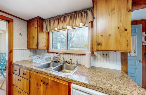 Owls Head House | Dog-friendly oceanfront house with deck and gas grill - snowbird-friendly