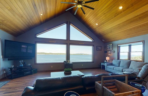 Owls Head House | Dog-friendly, oceanfront home with fast WiFi, furnished deck, & full kitchen