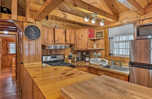 Hickory Hills Cabin | Dog-Friendly Poconos Cabin ~ 15 Mi to Skiing!