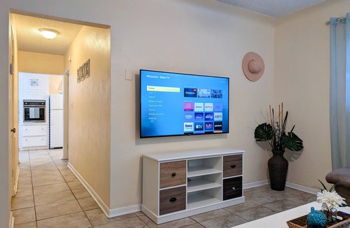South Pinellas Community Council House | 🐶DOG-FRIENDLY! 🐶Private Backyard! 5min to the Beach