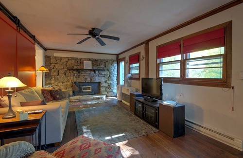 Fletcher House | Dog-Friendly Relaxing Cottage w/ Chef's Kitchen🍴, HOT TUB, & Mt. Pisgah Views⛰️