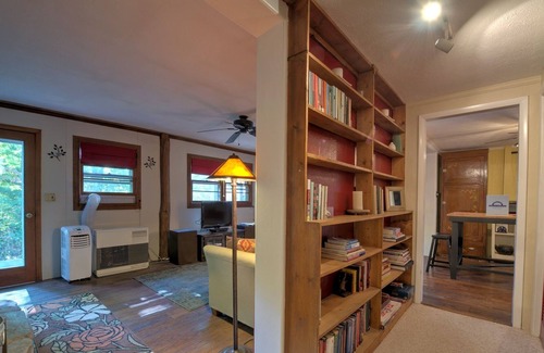 Fletcher House | Dog-Friendly Relaxing Cottage w/ Chef's Kitchen🍴, HOT TUB, & Mt. Pisgah Views⛰️