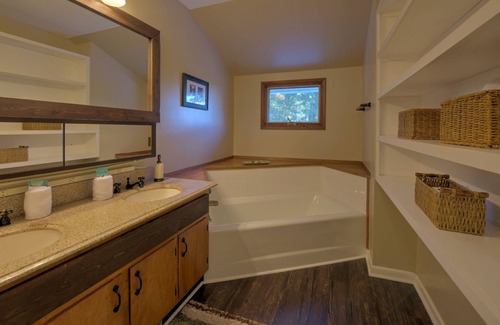 Fletcher House | Dog-Friendly Relaxing Cottage w/ Chef's Kitchen🍴, HOT TUB, & Mt. Pisgah Views⛰️