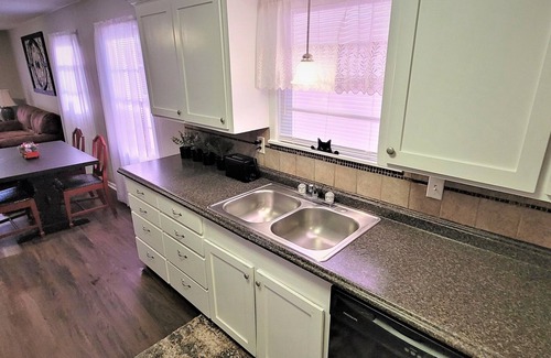 Abilene House | DOG FRIENDLY & REMODELED COZY COTTAGE