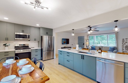 Eureka Springs House | Dog-friendly retreat with an enclosed yard, firepit, games, and central AC