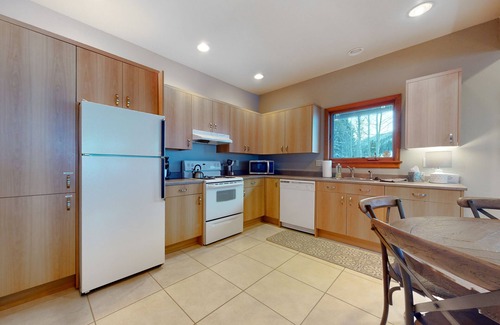 Old Town House | Dog-friendly retreat with private hot tub & mountain view - near skiing/hiking