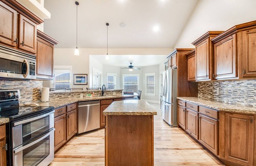 Canyon County House | Dog-Friendly Retreat on Vineyard w/Deck, Enclosed Yard & Fast WiFi