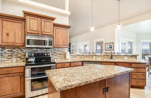 Canyon County House | Dog-Friendly Retreat on Vineyard w/Deck, Enclosed Yard & Fast WiFi