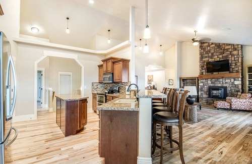 Canyon County House | Dog-Friendly Retreat on Vineyard w/Deck, Enclosed Yard & Fast WiFi