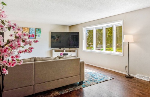Mauston House | Dog-friendly, river view home with gas grill, fast WiFi, picnic table & deck