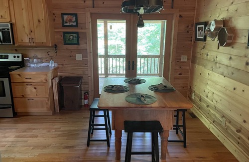 Franklin Cabin | Dog Friendly Secluded Cabin Hideaway in Franklin