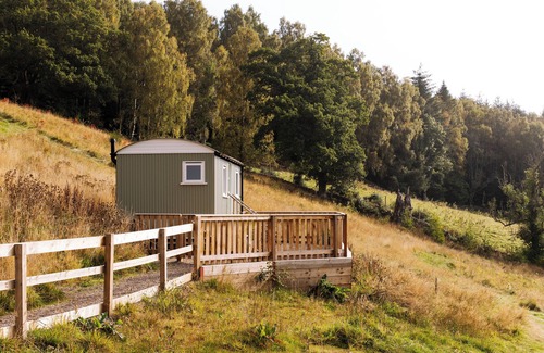 Pitlochry Cabin | Dog friendly Shepards hut with stunnng views - perfect Scottish getaway