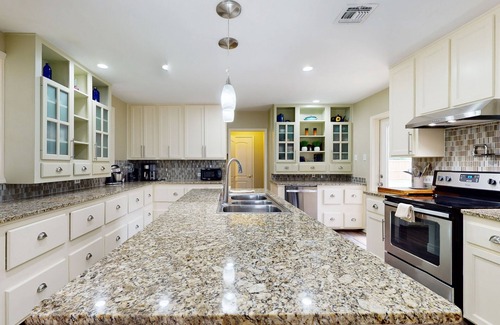 Bay Area House | Dog-friendly single-level home with large yard, washer/dryer, & central AC