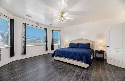 Pearland House | Dog-friendly spacious home with enclosed yard, five bedrooms, smart TVs, AC