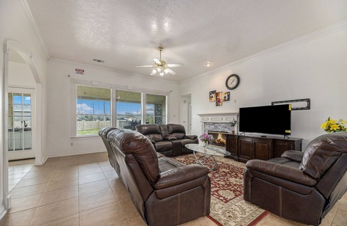 Pearland House | Dog-friendly spacious home with enclosed yard, five bedrooms, smart TVs, AC