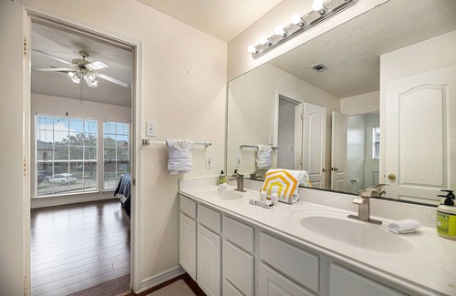 Pearland House | Dog-friendly spacious home with enclosed yard, five bedrooms, smart TVs, AC
