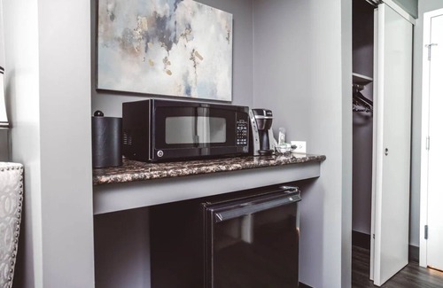Zion Hotel | Dog-friendly Stay l Evening Fires & Morning Comfort w/Books, Gardens & Buffet