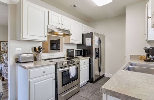 Ferry Pass House | Dog-Friendly stay less than 10 mins from UWF