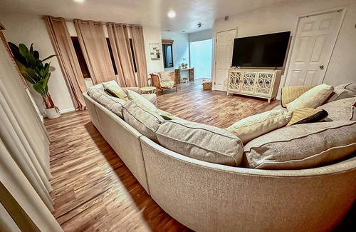 Kapolei House | Dog-friendly stay with rooftop deck, full kitchen, lanai, & W/D