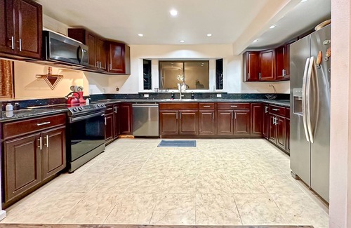 Kapolei House | Dog-friendly stay with rooftop deck, full kitchen, lanai, & W/D