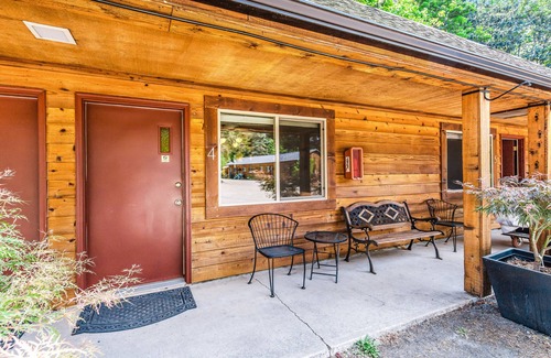 Quilcene Apartment | Dog-friendly studio close to hiking with mountain views & fast WiFi