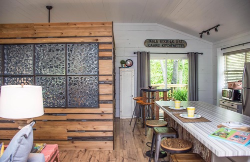 Eagle Rock Apartment | Dog Friendly Studio, Deck with Lake-view, Close to Eureka Springs, Free Wi-Fi